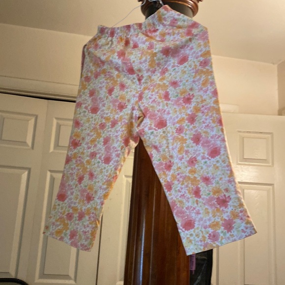 X small capris  flowery print w pinks oranges cutsy - Picture 1 of 8